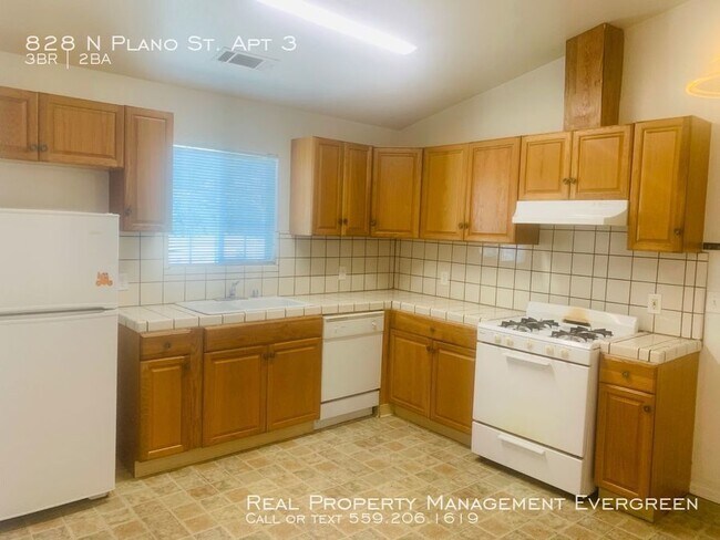 Building Photo - 828 N Plano St