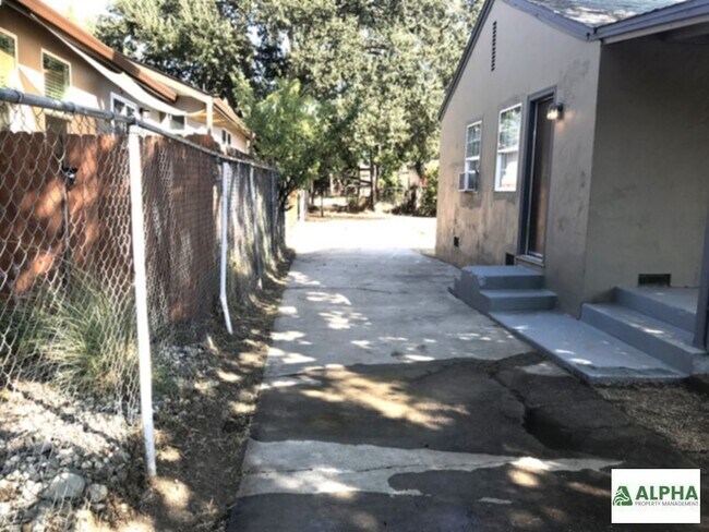 Building Photo - New ; paint , Stove , hood &amp; front gate