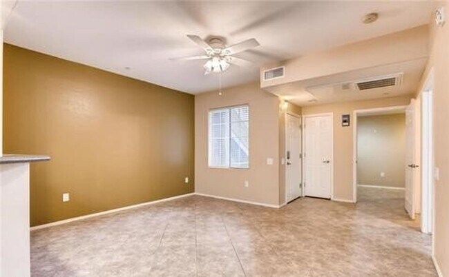 Foto del edificio - STUNNING GATED CONDO UNIT 1ST FLOOR UNIT W...