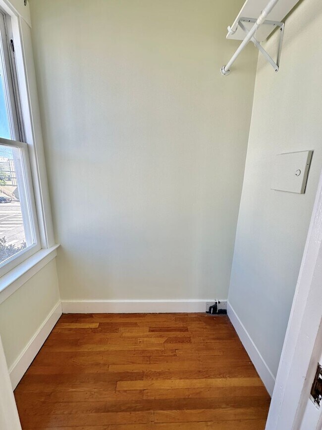 Building Photo - Storage Galore!!  1bd in heart of Noe/Miss...