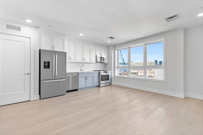 Building Photo - 305 Border St
