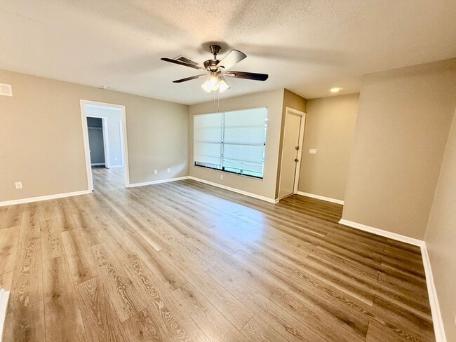 Foto del edificio - 2 Bedrooms 2 Bath Duplex in Cape Coral