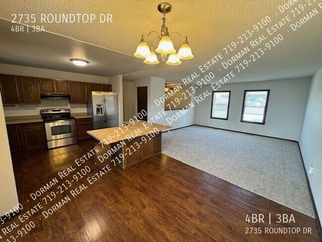 Building Photo - Amazing 4 Bedroom Home With Great Mountain...
