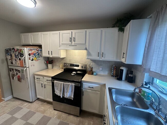 Building Photo - 2 Bed/1.5 Bath Townhouse available 9/1/2026