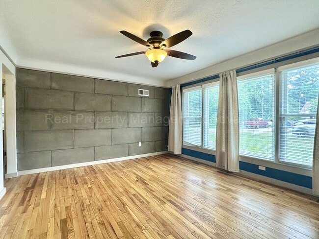 Building Photo - Bright 2-Bed Ranch Near Downtown Farmington