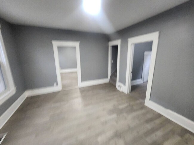 Foto del edificio - Charming 5-Bedroom Property in Prime Location