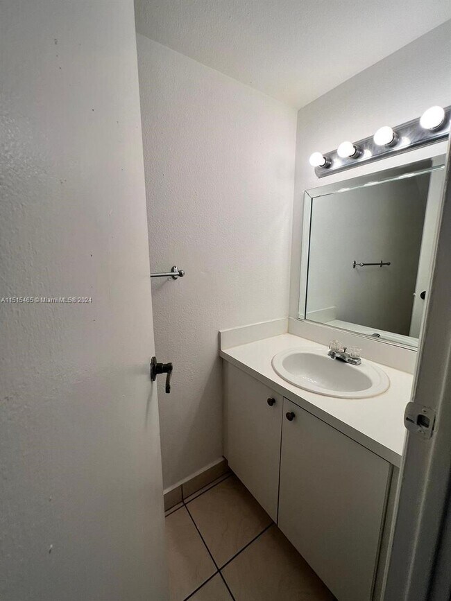 Foto del edificio - 17911 NW 68th Ave