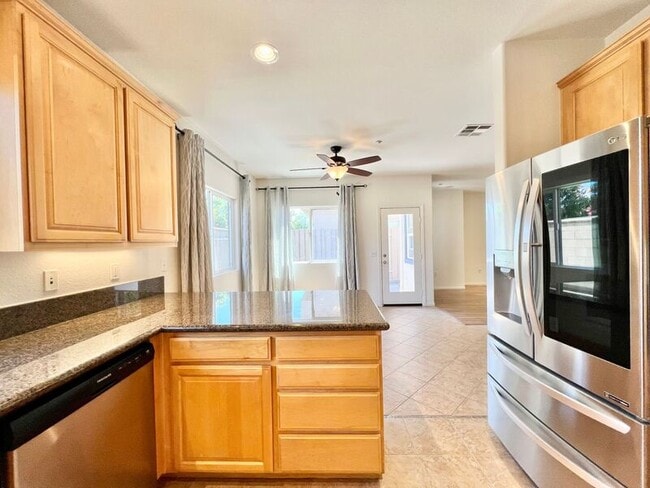 Building Photo - 8725 Glen Oaks Way
