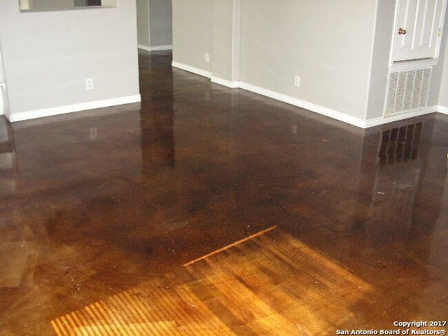 Building Photo - NEW ON MARKET