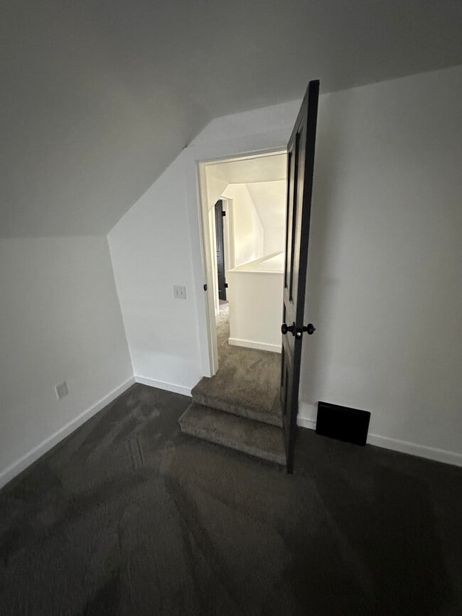 Building Photo - 303 Esterly St