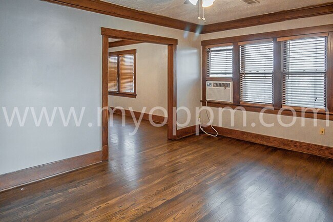 Building Photo - TRISARA 2817 N 60 ST