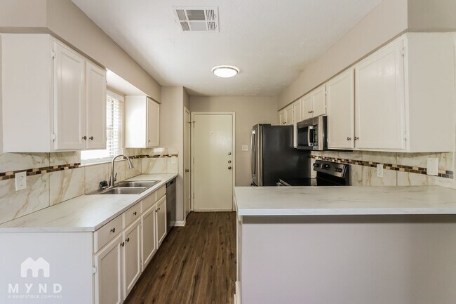 Foto del edificio - 15831 Pryor Dr