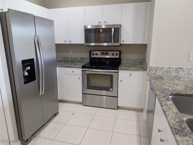 Foto del edificio - 2933 Santa Barbara Blvd N