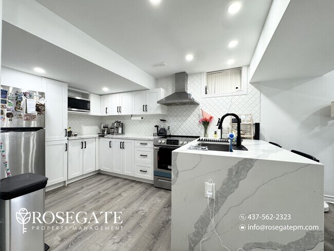 Photo du bâtiment - Spacious 1-Bedroom Walkout Basement Apartment with Utilities & Internet Included in Etobicoke