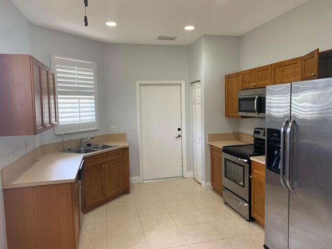 Building Photo - 891 SW Rocky Bayou Terrace