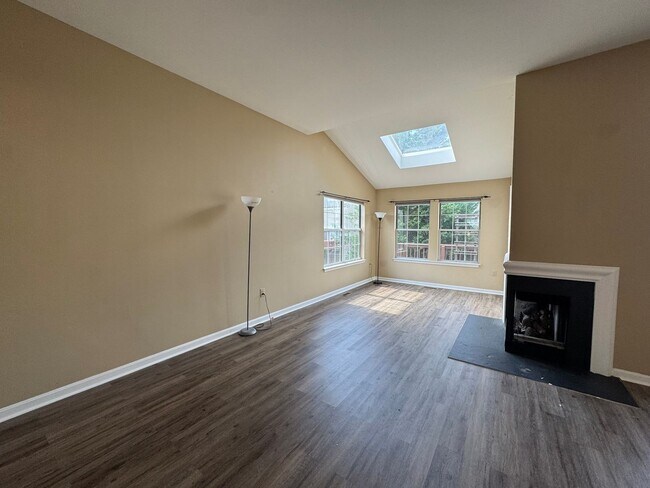 Foto del edificio - Beautiful And Spacious 3 Bed 3 Bath End Un...
