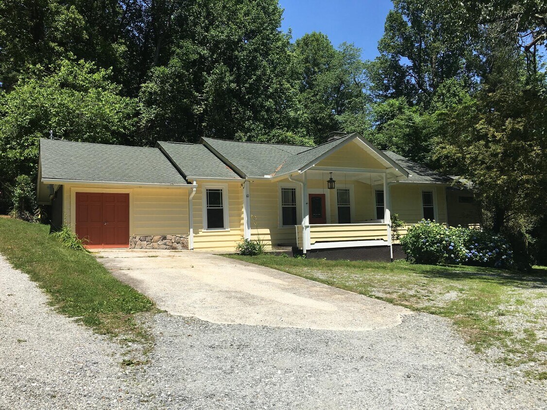 Foto principal - 10 Highland Lake Drive-Flat Rock Cottage-N...