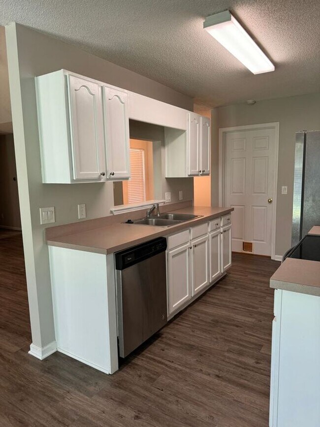 Building Photo - Home in the heart of Richmond Hill- Mainst...