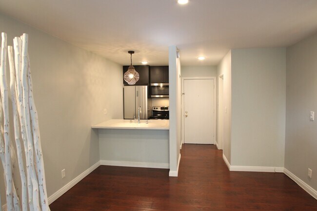Building Photo - 320 S Ardmore Ave