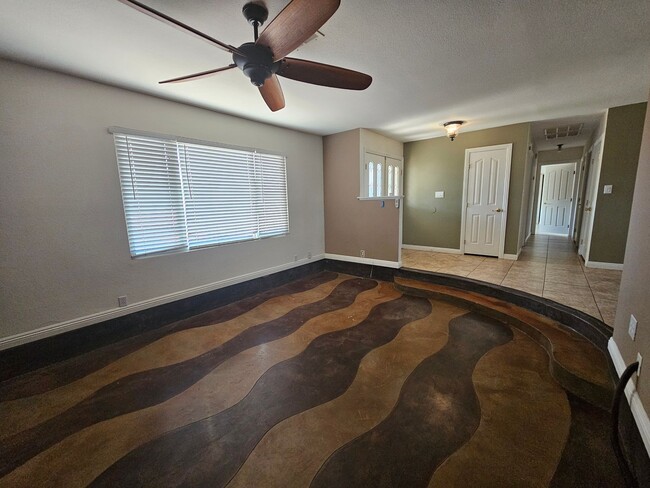 Building Photo - 3 bedroom with a pool- NO HOA