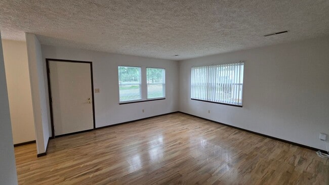 Foto del edificio - 2 bdrm, 1 1/2 bath home with fenced yard