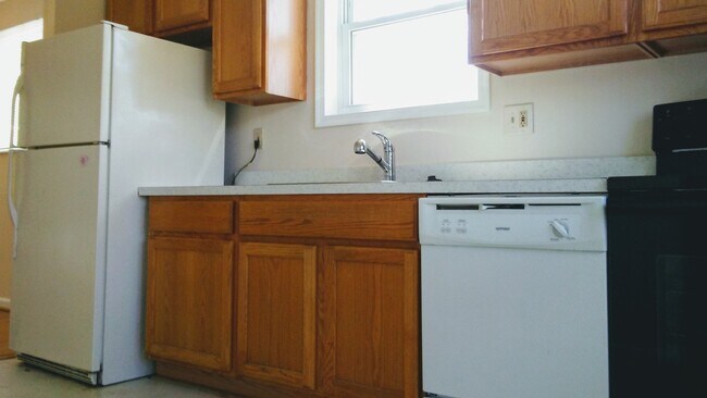 Building Photo - Bright & Sunny 3BR Rambler in Silver Spring!