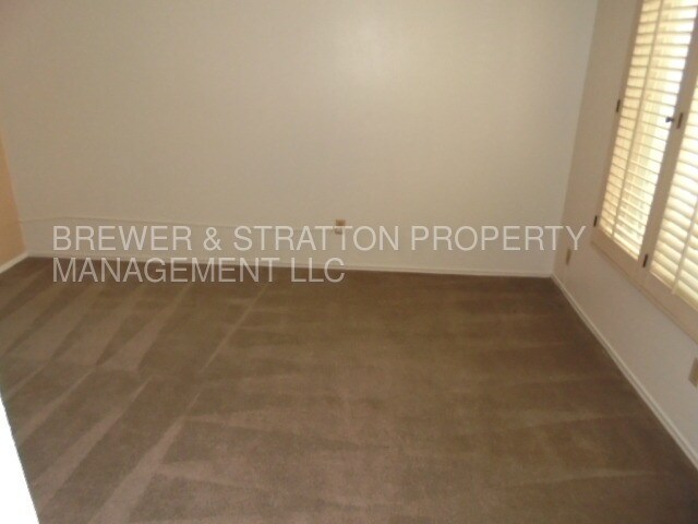 Building Photo - 631 E Royal Palm Square S