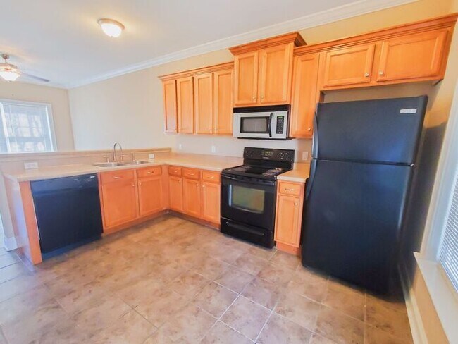 Building Photo - 2 Bed, 1.5 bath in Quiet and Serene Townho...