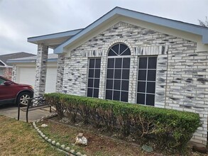 Building Photo - 8025 Summer Sun Dr