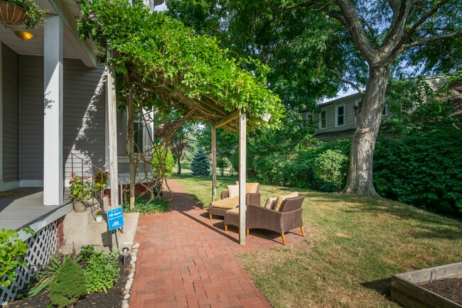 Lateral exterior - 590 River Ave