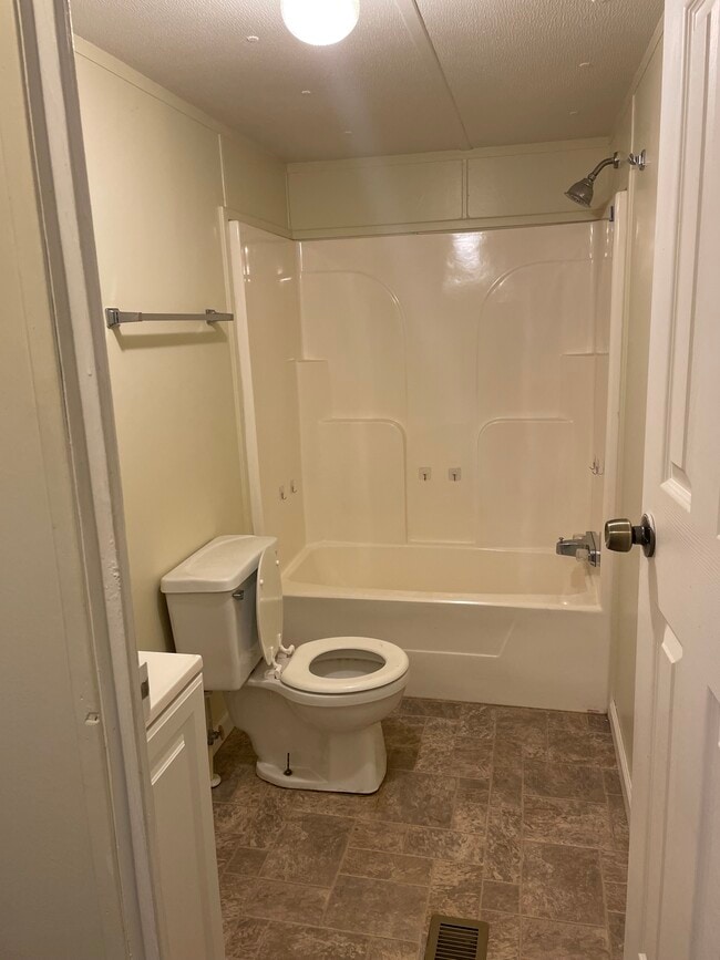 Building Photo - LJE #09