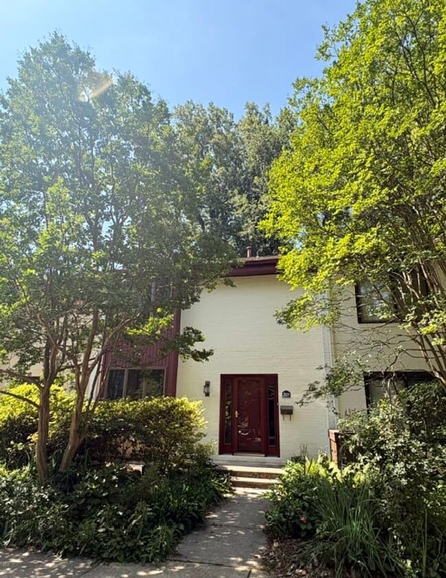 Building Photo - 2071 Golf Course Dr