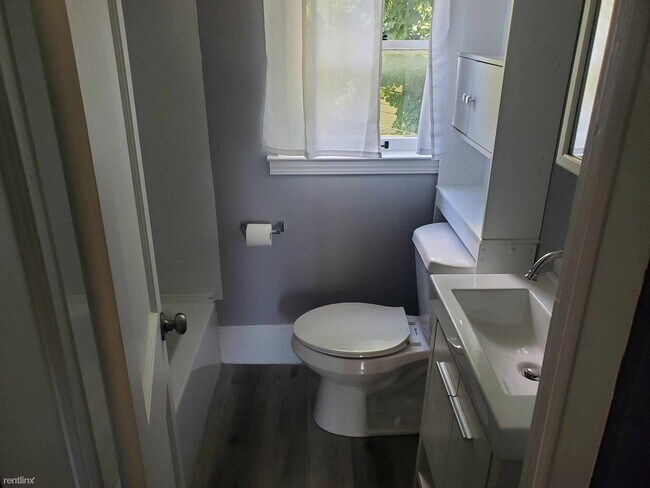 Foto del edificio - 2 br, 1 bath Duplex - 217 Mason St  upstai...