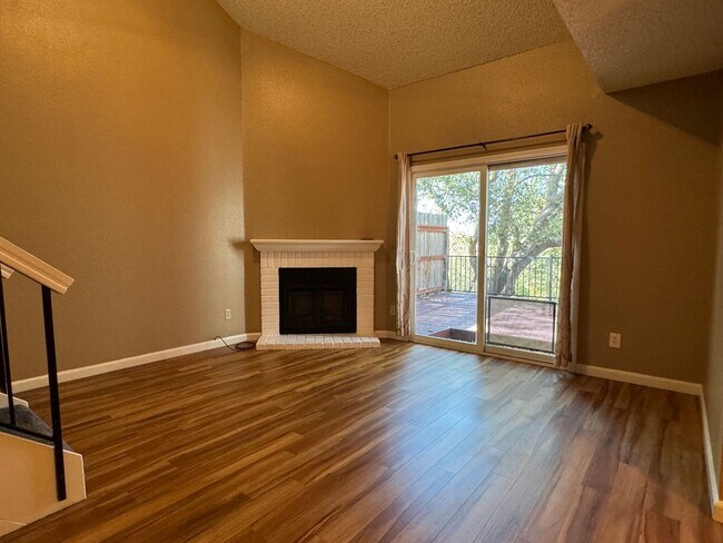 Foto del edificio - Nicely updated condo in Cirby Woods III