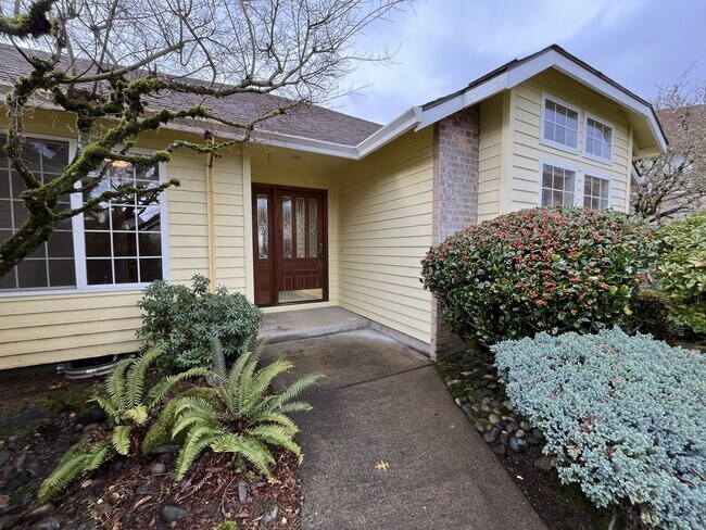 Foto del edificio - Elegant Home Offering Open Living Spaces, Spacious Primary Suite, and Nature-Inspired Yard