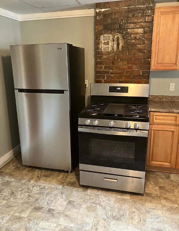 Building Photo - 117 W Seventh St