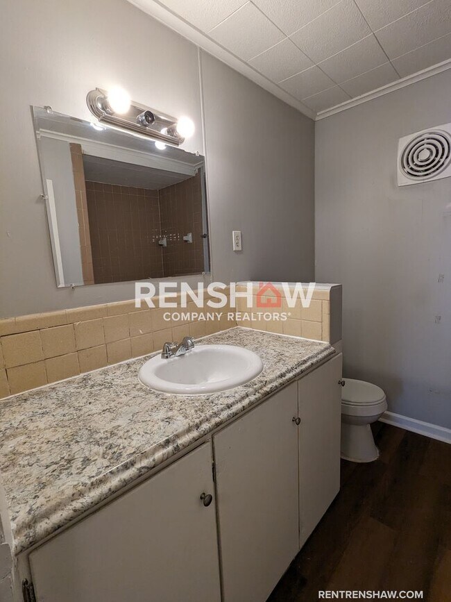 Building Photo - Renovated Property - 2 Bed / 1 Bath - with...