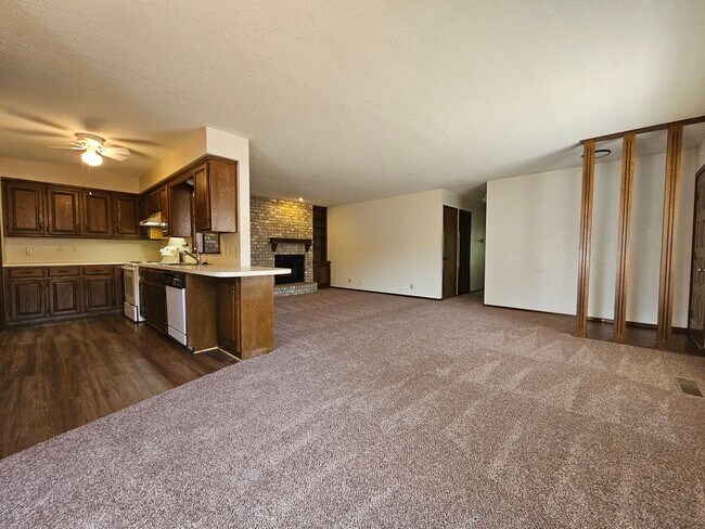 Building Photo - (3) Bed/(2) Bath Duplex Avail NOW!
