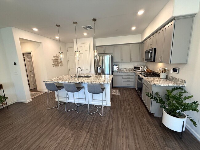 Building Photo - STUNNING THREE BED TWO AND HALF BATH TOWNHOUSE BUILT IN 2021