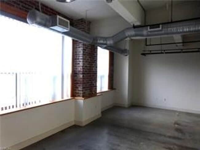 Building Photo - Downtown Area