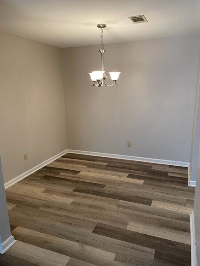 Building Photo - 712 Ridgefield Dr: AVAILABLE NOW! Beautifu...