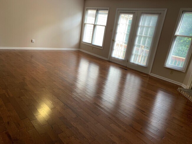 Foto del edificio - 3499 Lakeside Ct