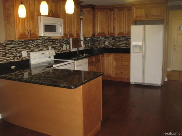 Building Photo - 901 S Lake Dr