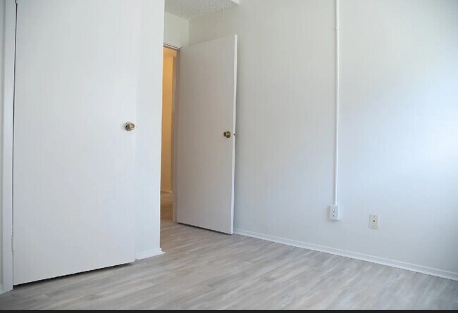 Building Photo - 7031 N Holiday Dr