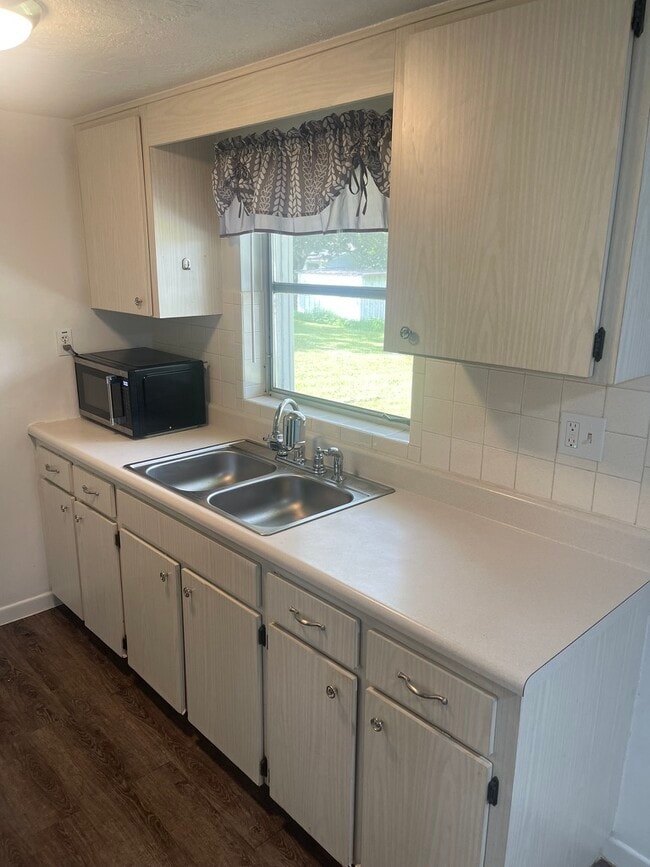 Building Photo - 7 Donna St