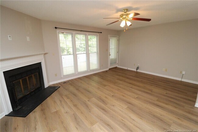 Foto del edificio - 118 Planetree Ln