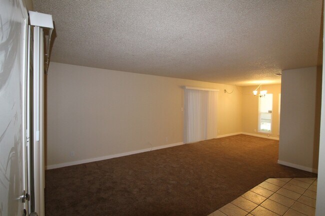Foto del edificio - Concord 3 bedroom 2 bath condo updated bat...