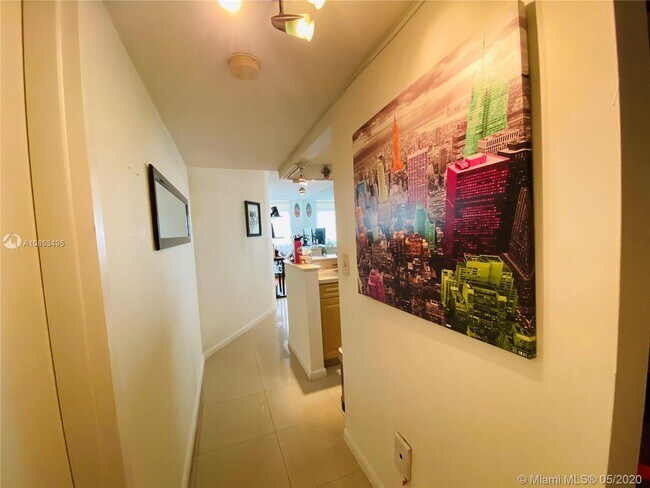 Building Photo - 999 Brickell Bay Dr