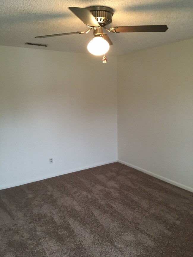 Building Photo - 2 Bedroom/2 Bath Apartment in Remerton
