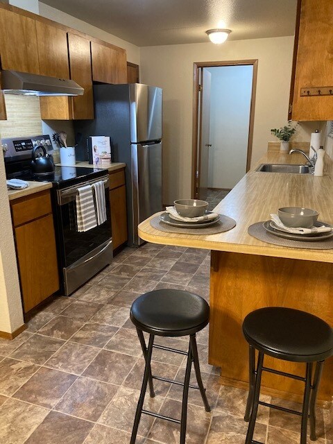 All NEW Stainless Steel appliances in kitchen which has small breakfast bar - 6437 Armar Rd